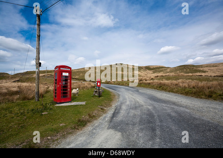 Remote soggetto ad atti vandalici K6 telefono rosso chiosco vicino Tregarron, Powys, il Galles Centrale Foto Stock