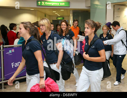 Il tedesco hockey femminile team con Janne Mueller-Wieland (C-R) e Celine Wilde (L) arrivano all'aeroporto di Heathrow a Londra, in Gran Bretagna, 22 luglio 2012. Il London 2012 Giochi Olimpici avranno inizio il 27 luglio 2012. Foto: Friso Gentsch dpa +++(c) dpa - Bildfunk+++ Foto Stock