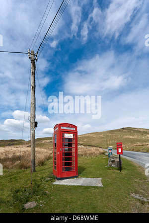 Remote soggetto ad atti vandalici K6 telefono rosso chiosco vicino Tregarron, Powys, il Galles Centrale Foto Stock