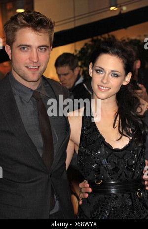 Robert Pattinson e Kristen Stewart Twilight Saga: Rottura dell'alba: Parte film Premiere detenute a WestfieldArrivals Foto Stock