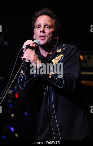 Cantante Paul Josef Olsson esegue durante un Alan Parsons Live Project in concerto al Teatro Colosseo a Essen, Germania, 20 luglio 2012. Foto: Revierfoto Foto Stock