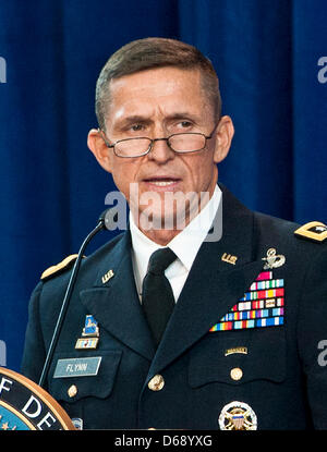 Dispensa - Esercito tenente generale Michael Flynn parla a La Defense Intelligence Agency del cambiamento di direzione a base comune Anacostia-Bolling, 24 luglio 2012. Esercito il tenente generale Ronald Burgess Jr. girato su incarico della DIA a LtGen Flynn dopo aver prestato servizio in posizione dal 2009. Credito: Erin A. Kirk-Cuomo - DoD via CNP. Foto Stock