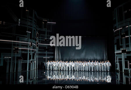 Attori prendere parte a una prova generale di Wagner "Flying Dutchman" opera a Bayreuth, Germania, 18 luglio 2012. La 101st Bayreuth Festival inizierà con "Flying Dutchman" il 25 luglio 2012. Foto: DANIEL KARMANN Foto Stock