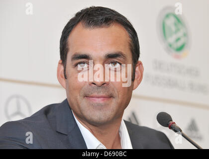 Nuovo direttore sportivo della squadra di calcio tedesca Association (DFB) Robin Dutt assiste ad una conferenza stampa a Francoforte sul Meno, Germania, 25 luglio 2012. La nomina del 47 anno di età è considerata un po' una sorpresa. Dutt inizierà il suo nuovo lavoro il 01 agosto 2012 con un contratto fino al 2016. Foto: FRANK KLEEFELDT Foto Stock