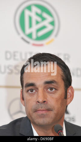 Nuovo direttore sportivo della squadra di calcio tedesca Association (DFB) Robin Dutt assiste ad una conferenza stampa a Francoforte sul Meno, Germania, 25 luglio 2012. La nomina del 47 anno di età è considerata un po' una sorpresa. Dutt inizierà il suo nuovo lavoro il 01 agosto 2012 con un contratto fino al 2016. Foto: FRANK KLEEFELDT Foto Stock