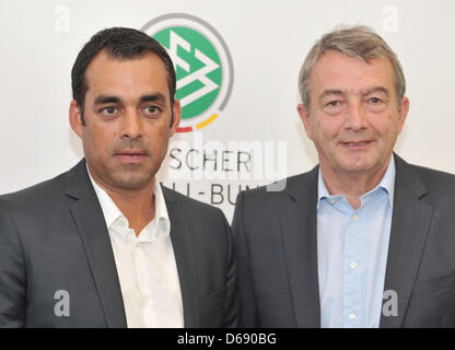 Nuovo direttore sportivo della squadra di calcio tedesca Association (DFB) Robin Dutt (L) e presidente del DFB Wolfgang Niersbach sorriso dopo una conferenza stampa a Francoforte sul Meno, Germania, 25 luglio 2012. La nomina del 47 anno di età è considerata un po' una sorpresa. Dutt inizierà il suo nuovo lavoro il 01 agosto 2012 con un contratto fino al 2016. Foto: FRANK KLEEFELDT Foto Stock