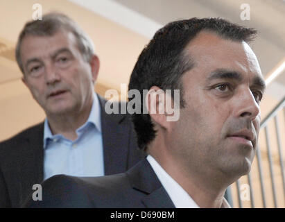 Nuovo direttore sportivo della squadra di calcio tedesca Association (DFB) Robin Dutt (R) e presidente del DFB Wolfgang Niersbach arrivare ad una conferenza stampa a Francoforte sul Meno, Germania, 25 luglio 2012. La nomina del 47 anno di età è considerata un po' una sorpresa. Dutt inizierà il suo nuovo lavoro il 01 agosto 2012 con un contratto fino al 2016. Foto: FRANK KLEEFELDT Foto Stock