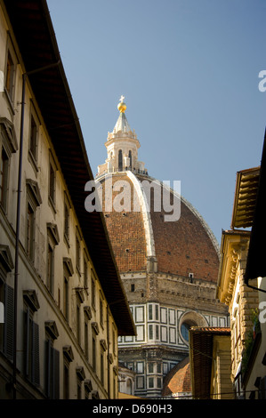 Una vista guardando attraverso le antiche strade di Firenze per il Duomo. Firenze, Italia Foto Stock