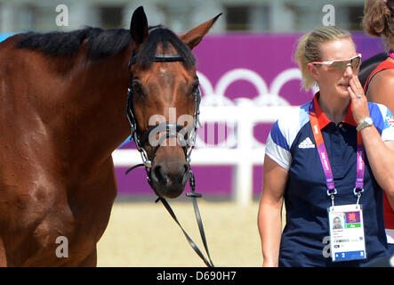 British eventing rider Zara Phillips mantiene il suo cavallo alta unito alla stadio equestre al Greenwich Park a Londra, Gran Bretagna, 25 luglio 2012. Il London 2012 Giochi Olimpici avranno inizio il 27 luglio 2012. Foto: Jochen Luebke dpa +++(c) dpa - Bildfunk+++ Foto Stock