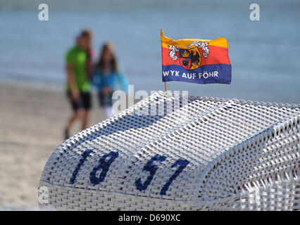 Una bandiera della città Wyk è attaccato ad una sdraio sulla spiaggia presso la spiaggia di Wyk sull isola Foehr situato nel Mare del Nord, Germania, 26 luglio 2012. Calda estate meteo è prevista per il fine settimana. Foto: Angelika Warmuth Foto Stock