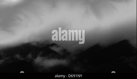 Questa immagine mostra una foto digitale a tema scuro e post-elaborazione della prefettura di Gifu, in Giappone. Lo scatto cattura il paesaggio naturale con uno stile monocromatico, sottolineando ombre e contrasti. Foto Stock