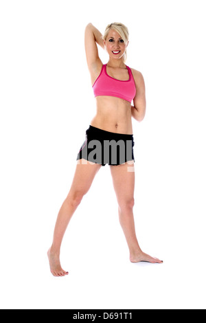 Positivo sano giovane donna bionda, indossando il raccolto di Rosa top, pantaloncini neri, Fitness eseguire esercizi sul pavimento, isolato sfondo bianco, Tracciato di ritaglio Foto Stock