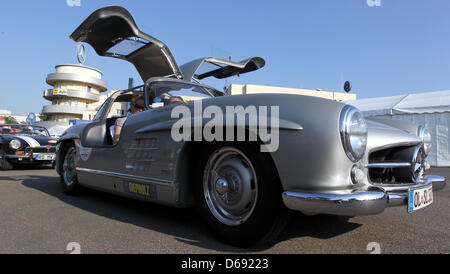 Una Mercedes Benz 300 SLR da 1954 si prepara per l'inizio del 2° ADAC Rallye AVUS Classic presso il parcheggio dell'AVUS autostrada della città di Berlino in Germania, 27 luglio 2012. In totale, 123 rari oldtimers prendere parte al 450 km di gara. Foto: WOLFGANG KUMM Foto Stock