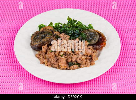 Secolo fritto uovo con carne di maiale croccante e foglia di basilico Foto Stock