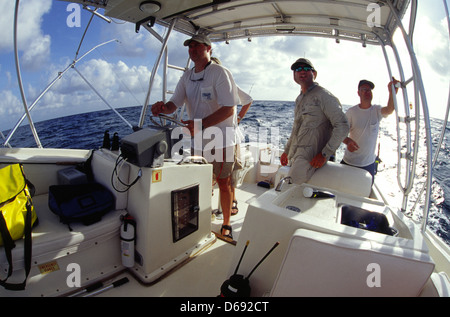 Gli uomini trolling e pesca nel golfo del Messico al largo da Port Aransas Texas Foto Stock