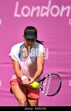 Il tedesco giocatore di tennis Julia Goerges colpisce la sfera durante una sessione di formazione a Wimbledon Tennis in London, Gran Bretagna, 25 luglio 2012. Il London 2012 Giochi Olimpici avranno inizio il 27 luglio 2012. Foto: Marius Becker dpa Foto Stock