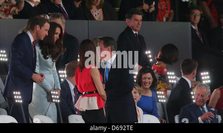 Caterina, duchessa di Cambridge (2-L) e del principe Guglielmo duca di Cambridge (L) , primo ministro britannico David Cameron, (4-L) stand con sua moglie Samantha (3-L) e la Gran Bretagna è il principe Carlo (R), il Principe di Galles, visto prima dell'inizio della cerimonia di apertura del London 2012 Giochi Olimpici di Londra, Gran Bretagna, 27. Luglio 2012. Foto: Michael Kappeler dpa +++(c) dpa - Bildfunk+++ Foto Stock