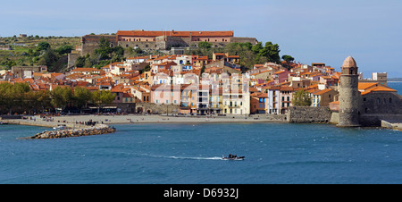 Il panorama con vista sul bellissimo villaggio di Collioure, Roussillon,Côte Vermeille, Mediterraneo, Francia Foto Stock
