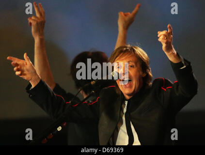 British musicista e cantante Paul McCartney esegue durante la cerimonia di apertura del London 2012 Giochi Olimpici di Londra, Gran Bretagna, 28 luglio 2012. Il 2012 Giochi Olimpici Estivi si terrà a Londra dal 27 luglio al 12 agosto 2012. Foto: Michael Kappeler dpa +++(c) dpa - Bildfunk+++ Foto Stock