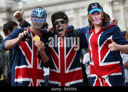 I sostenitori di Gran Bretagna pongono prima dell'inizio di uomini della corsa su strada vicino a Buckingham Palace in The Mall at the London 2012 Giochi Olimpici di Londra, Gran Bretagna, 28. Luglio 2012. Foto: Christian Charisius dpa +++(c) dpa - Bildfunk+++ Foto Stock