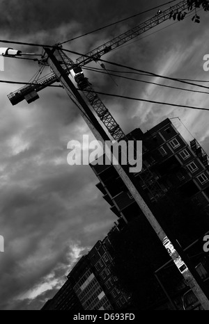 Questa fotografia digitale in bianco e nero, scattata con un obiettivo Nikkor f/1,4 da 35 mm a ore 5, mostra una scena a tema scuro e lunare. La post-elaborazione conferisce un aspetto grezzo e atmosferico, rendendolo visivamente di grande impatto. Foto Stock