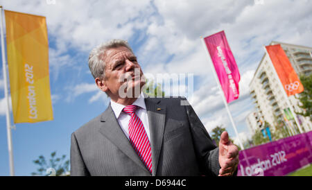 Il Presidente tedesco Joachim Gauck visita il villaggio Olimpico a Londra, in Gran Bretagna, 28 luglio 2012. Il London 2012 Giochi Olimpici si terrà a Londra dal 27 luglio al 12 agosto 2012. Foto: Michael Kappeler dpa +++(c) dpa - Bildfunk+++ Foto Stock