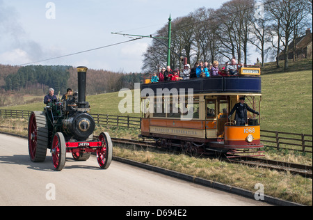 Con trazione a vapore il motore e aprire e rabboccato il tram visto insieme al museo Beamish North East England Regno Unito Foto Stock