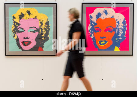 Ritratti di Marilyn Monroe da artista Andy Warhol sono presentati presso il Centro Congressi di Amberg, Germania il 27 luglio 2012. 100 opere dell'icona del pop sono presentati alla mostra di venticinque anni dopo la morte di Warhol. Foto: Armin Weigel Foto Stock