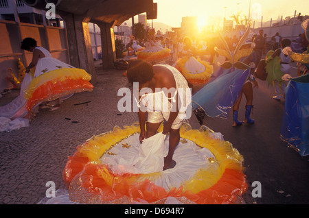 Preparazione per la sfilata delle Scuole di Samba nel Sambodromo di Rio de Janeiro il Carnevale Brasile ala das Baianas Foto Stock