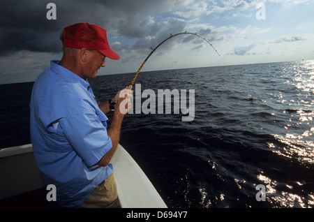 L'uomo la pesca a fondo per red snapper nel Golfo del Messico al largo da Port Aransas Texas Foto Stock