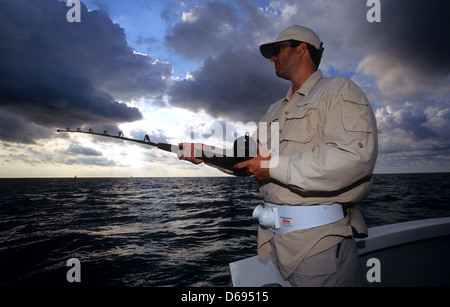 L'uomo la pesca a fondo per red snapper nel Golfo del Messico al largo da Port Aransas Texas Foto Stock