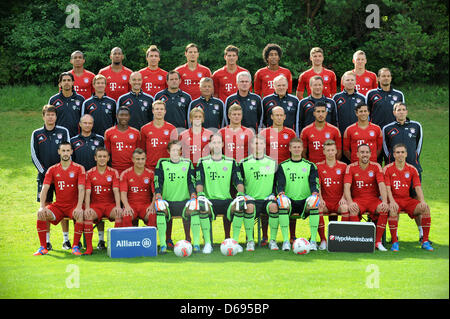 I giocatori del FC Bayern Monaco di Baviera posa per il team ufficiale foto per la prossima stagione 2012-13 presso il club di addestramento a Monaco di Baviera, Germania, il 30 luglio 2012. Bancata posteriore, L-R: Luiz Gustavo, Jerome Boateng, Mario Mandzukic, Daniel van Buyten, Mario Gomez, Dante, Thomas Mueller, Bastian SCHWEINSTEIGER. Penultima fila, L-R: Fitness Coach Marcelo Martins, fitness e riabilitazione coach Andreas Foto Stock