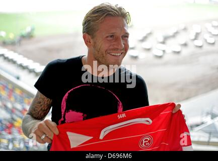 Ukrainian soccer player Andriy Voronin sorrisi durante la sua introduzione a Esprit Arena a Duesseldorf in Germania, 31 luglio 2012. Fortuna Duesseldorf ha ricevuto il precedente ucraino giocatore nazionale sul prestito per un anno dalla dinamo Mosca. Il 33 enne ha ancora di passare un esame medico il martedì e firmare un contratto di un anno. Foto: Daniel Naupold Foto Stock