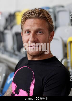 Ukrainian soccer player Andriy Voronin sorrisi durante la sua introduzione a Esprit Arena a Duesseldorf in Germania, 31 luglio 2012. Fortuna Duesseldorf ha ricevuto il precedente ucraino giocatore nazionale sul prestito per un anno dalla dinamo Mosca. Il 33 enne ha ancora di passare un esame medico il martedì e firmare un contratto di un anno. Foto: Daniel Naupold Foto Stock