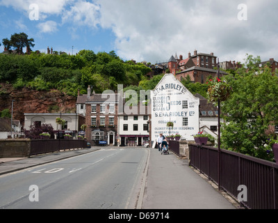 Il Shropshire città mercato di Bridgnorth - città bassa vista dal ponte stradale sul fiume Severn Foto Stock