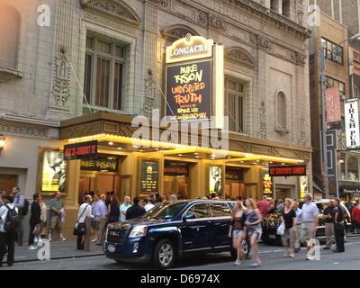 Persone si affollano il marciapiede su Broadway in New York, Stati Uniti d'America, 31 luglio 2012. Ex pesanti boyer ha dato un celebre esordio su Broadway. Tyson eseguita nel suo pezzo 'l'indiscussa verità' all'esaurito Longacre Theatewr vicino a Times Square. L'eccentrico 46 anno vecchio racconta la sua storia caratterizzata da droga, violenza e alcol e sttles fino ad alcuni dei suoi compagni e per Foto Stock