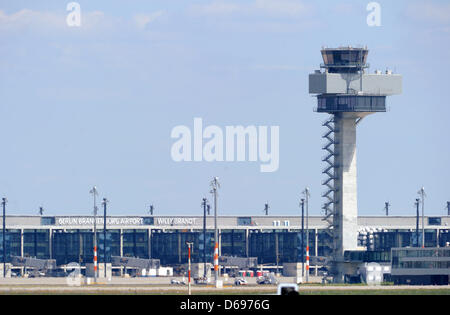 FILE - Un archivio foto datata 23 luglio 2012 mostra una vista di Berlin Brandenburg Airport Willy Brandt in Schoenefeld, Germania. Ministro dei Trasporti tedesco Ramsauer (CSU) proposto di non aderire all'aeroporto della nuova data di apertura a tutti i costi. Foto: Bernd Settnik Foto Stock