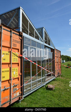 Un padiglione costruito di due vecchi contenitori di spedizione e le vecchie finestre dall'edificio Bauhause a Dessau sono illustrati sulla Tempelhofer Feld di Berlino, Germania, 01 agosto 2012. Il progetto "Bauhaus re uso' si occupa di edilizia sostenibile, della cultura edilizia e architettura di riciclaggio. Foto: Sebastian Kunigkeit Foto Stock