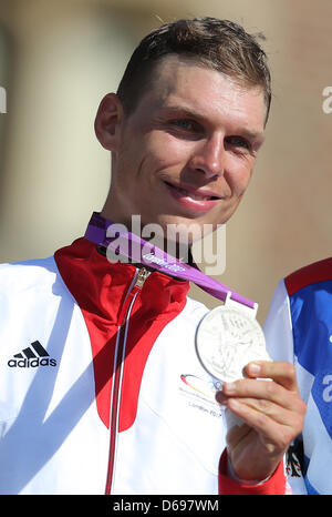 Germania Toni Martin sorge sul podio dopo aver ricevuto la medaglia d'argento durante la premiazione per gli uomini il cronometro individuale di ciclismo su strada evento durante il London 2012 in occasione dei Giochi Olimpici di Londra, Gran Bretagna, 01 agosto 2012. Foto: Christian Charisius dpa +++(c) dpa - Bildfunk+++ Foto Stock