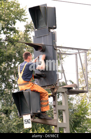 Un tecnico dell'azienda ferroviaria tedesca Deutsche Bahn AG (DB) mantiene una installazione di segnalazione in Gross Kreutz (Germania), 30 luglio 2012. Foto: Nestor Bachmann Foto Stock