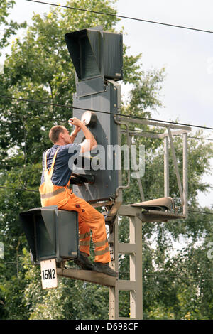 Un tecnico dell'azienda ferroviaria tedesca Deutsche Bahn AG (DB) mantiene una installazione di segnalazione in Gross Kreutz (Germania), 30 luglio 2012. Foto: Nestor Bachmann Foto Stock