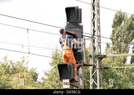 Un tecnico dell'azienda ferroviaria tedesca Deutsche Bahn AG (DB) mantiene una installazione di segnalazione in Gross Kreutz (Germania), 30 luglio 2012. Foto: Nestor Bachmann Foto Stock