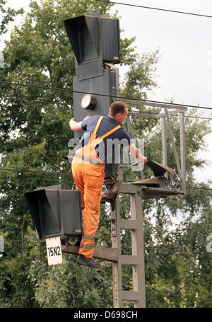 Un tecnico dell'azienda ferroviaria tedesca Deutsche Bahn AG (DB) mantiene una installazione di segnalazione in Gross Kreutz (Germania), 30 luglio 2012. Foto: Nestor Bachmann Foto Stock