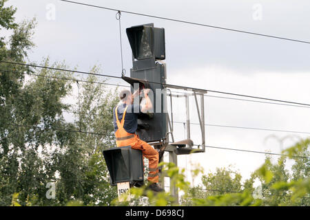 Un tecnico dell'azienda ferroviaria tedesca Deutsche Bahn AG (DB) mantiene una installazione di segnalazione in Gross Kreutz (Germania), 30 luglio 2012. Foto: Nestor Bachmann Foto Stock