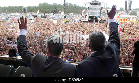 Il Presidente tedesco Joachim Gauck (L) e il Presidente polacco Bronislaw Komorowski aprire il festival musicale 'Przystanek Woodstock' in Kostrzyn, Germania, 02 agosto 2012. Gauck a seguito di un invito da parte del presidente polacco per partecipare all'apertura del festival "Przystanek Woodstock" (luogo di sosta Woodstock) in Kostrzyn. Foto: WOLFGANG KUMM Foto Stock