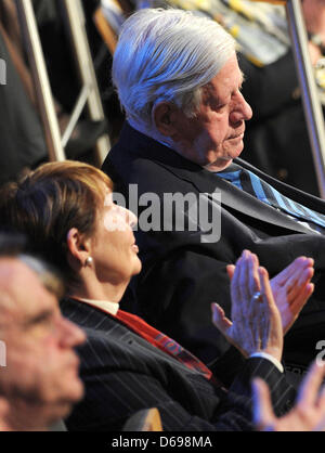 FILE - Un archivio foto datata 20 marzo 2011 mostra l'ex cancelliere tedesco Helmut Schmidt (SPD) e Ruth Loah nel Rolf-Liebrmann studio del canale televisivo NDR di Amburgo, Germania. Schmidt (SPD) ha un nuovo partner dopo la morte di sua moglie Loki. Il 93 anno di età e la sua lunga dipendente Ruth Loah sono ora un paio. Foto: ANGELIKA WARMUTH Foto Stock