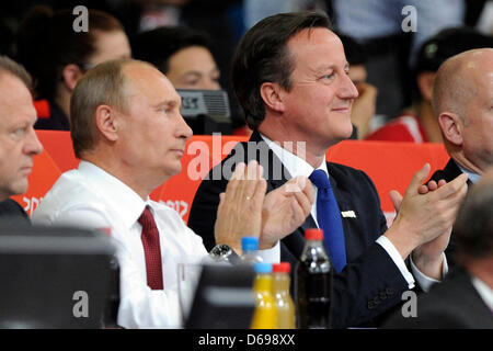 Il presidente russo Vladimir Putin (L) e del Primo Ministro britannico David Cameron frequentare la London 2012 Giochi Olimpici Judo compettion a Londra, in Gran Bretagna, 02 agosto 2012. Foto: Marius Becker dpa +++(c) dpa - Bildfunk+++ Foto Stock