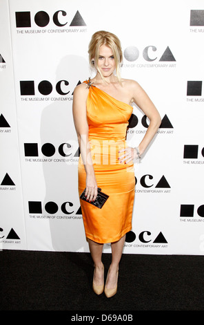 Alice Eve 2011 MOCA Gala: 'L'artista vita Manifesto' diretto da Marina Abramovic al MOCA Grand Avenue - Arrivi Los Foto Stock