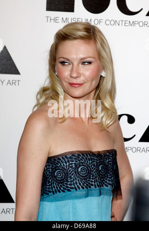 Kirsten Dunst 2011 MOCA Gala: 'L'artista vita Manifesto' diretto da Marina Abramovic al MOCA Grand Avenue - Arrivi Los Foto Stock