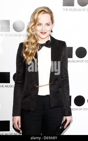 Dakota Johnson 2011 MOCA Gala: 'L'artista vita Manifesto' diretto da Marina Abramovic MOCA Grand Avenue - Arrivi Los Foto Stock